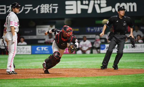 4回裏ソフトバンク無死一塁、内川のとき、ボルシンガーの暴投で一塁走者のグラシアルは一気に三塁に進む（撮影・今浪浩三）