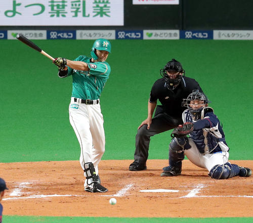 日本ハム対西武　7回裏日本ハム1死、西川は遊内野安打を放つ（撮影・佐藤翔太）