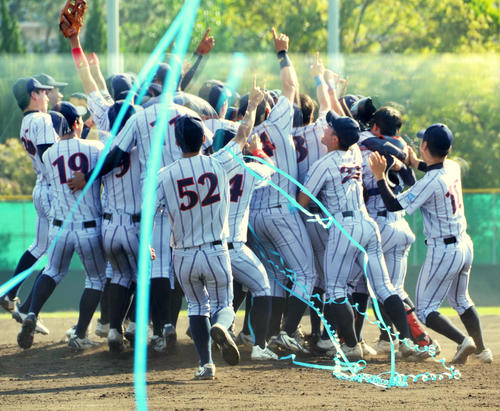 優勝を決め、マウンドに集まる大工大ナイン（撮影・望月千草）