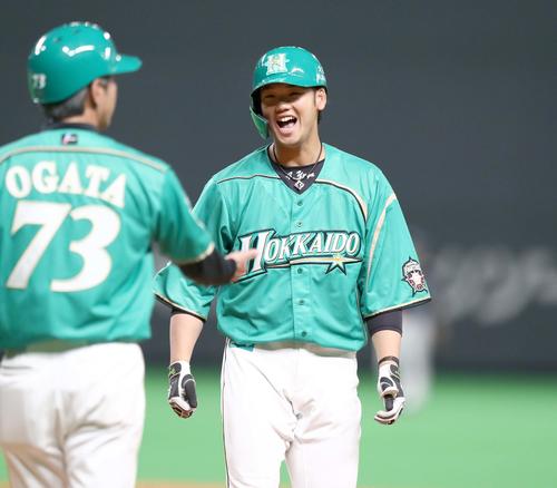 日本ハム対西武　3回裏日本ハム1死一、二塁、左前打を放ち笑顔の谷口（撮影・黒川智章）