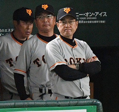 巨人対ヤクルト　厳しい表情で戦況に視線を送る巨人原監督（手前）（撮影・滝沢徹郎）
