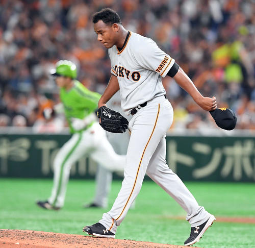 巨人対ヤクルト　4回表ヤクルト1死、村上宗隆に10号ソロ本塁打を浴びるメルセデス（撮影・たえ見朱実）