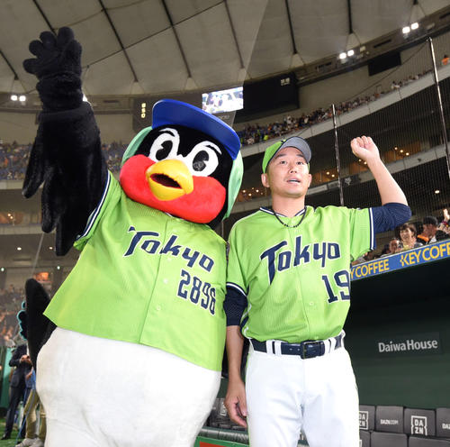 巨人対ヤクルト　今季初勝利を飾ったヤクルト石川は、つば九郎とファンの声援に応える（撮影・たえ見朱実）