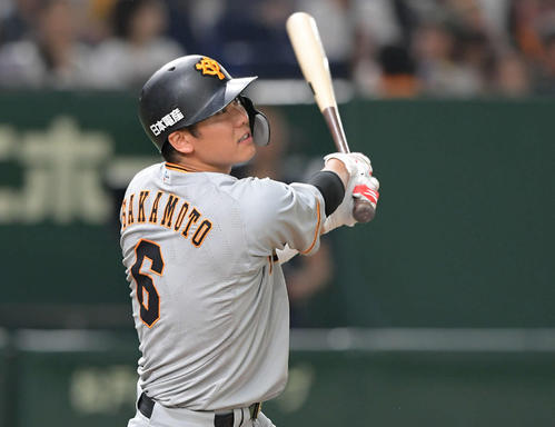 巨人対ヤクルト　9回裏巨人無死、坂本勇は本塁打を放つ（撮影・加藤諒）