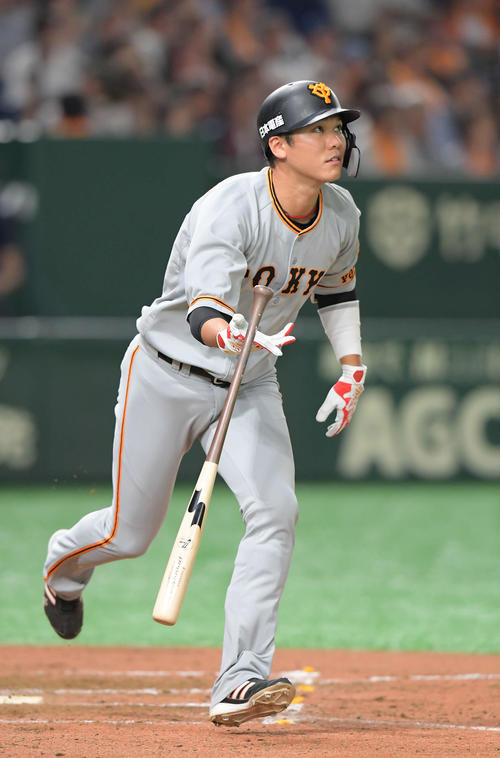 巨人対ヤクルト　9回裏巨人無死、坂本勇は右越えに本塁打を放つ（撮影・加藤諒）
