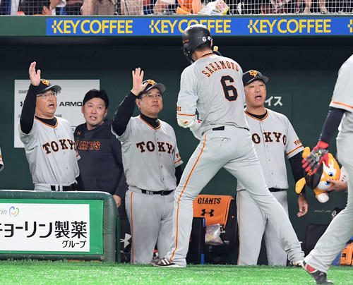 巨人対ヤクルト　9回裏巨人無死、右越えにソロ本塁打を放った坂本勇を迎える原監督（撮影・たえ見朱実）