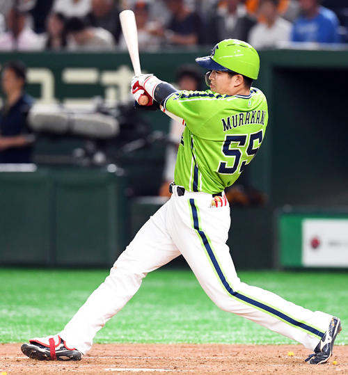 巨人対ヤクルト　４回表ヤクルト１死、左越えに10号ソロ本塁打を放つ村上（撮影・たえ見朱実）