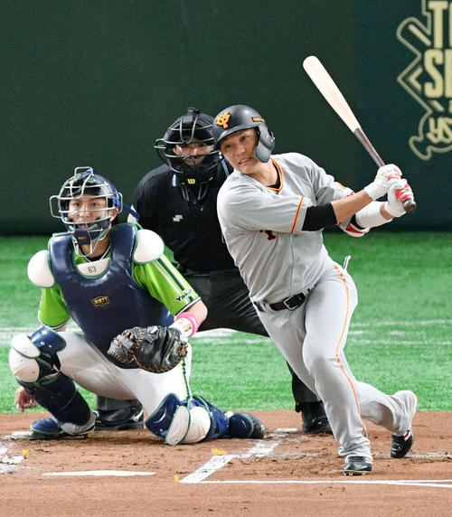 巨人対ヤクルト　1回裏巨人1死　坂本勇は中前打を放ちセ・リーグ記録となる開幕36戦連続出塁を達成する（撮影・滝沢徹郎）