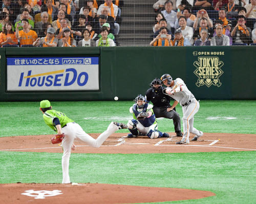 巨人対ヤクルト　1回裏巨人1死　坂本勇は中前打を放ちセ・リーグ記録となる開幕36戦連続出塁を達成する。投手高梨（撮影・滝沢徹郎）