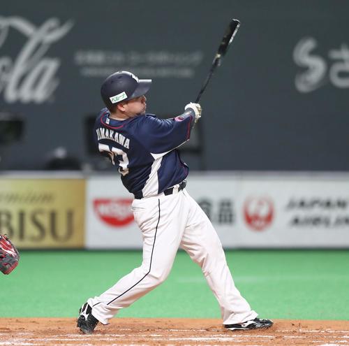 日本ハム対西武　3回表西武1死二塁、左越えに通算100号の2点本塁打を放つ山川（撮影・黒川智章）
