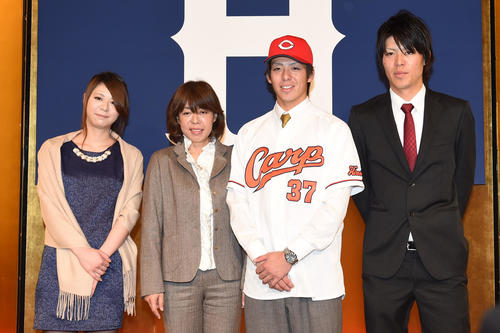 14年、広島新入団選手発表会見後、家族と記念撮影をする野間。左から姉なつみさん、母しのぶさん、右は弟祥明さん