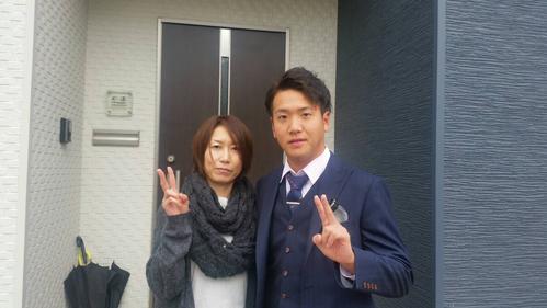 成人式の日に母美佳さんと記念撮影する日本ハム平沼