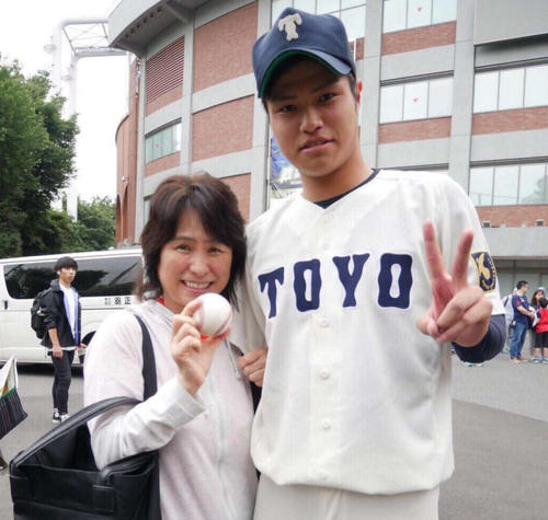 東洋大時代の甲斐野と母映子さん