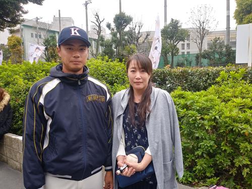 4月8日、立正大との開幕戦で今季1勝目を挙げた横山は、宮崎から上京した母と再会。この日が45回目の誕生日だった母香子さんの手にはウイニングボールがしっかり握られていた