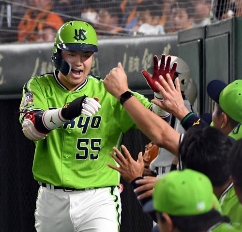 巨人対ヤクルト　4回表ヤクルト1死、左越えに10号ソロ本塁打を放った村上は、ナインとハイタッチ（撮影・たえ見朱実）