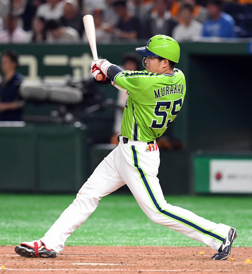 巨人対ヤクルト　4回表ヤクルト1死、左越えに10号ソロ本塁打を放つ村上（撮影・たえ見朱実）