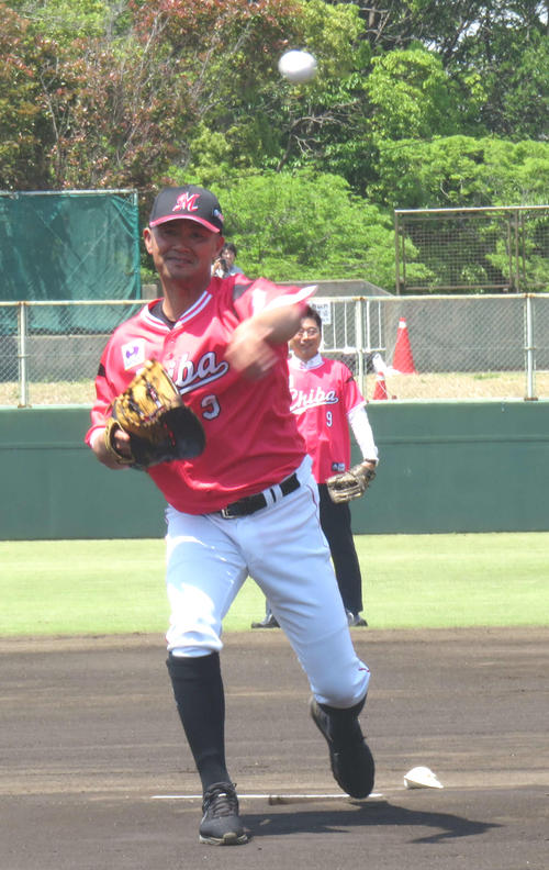 イースタン・リーグ、ヤクルト戦の試合前に、ピッチセレモニーを行ったロッテ福浦