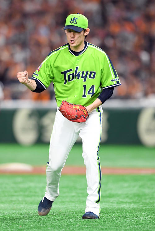 巨人対ヤクルト　5回裏巨人2死一、二里、亀井善行を遊ゴロに打ち取りガッツポーズを決める高梨（撮影・たえ見朱実）