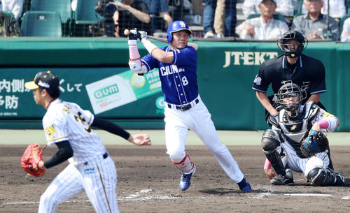 阪神対中日　2回表2死二塁、大島は左越え適時三塁打を放つ（撮影・加藤哉）