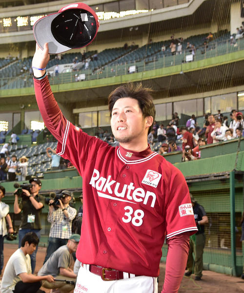 勝利投手となりファンに手を振る楽天西宮悠介（撮影・清水貴仁）