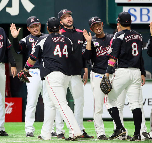 ソフトバンク対ロッテ　ソフトバンクに勝利し喜ぶナインを出迎える石川歩（中央）（撮影・栗木一考）
