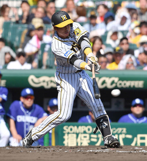 阪神対中日　2回裏阪神1死、左前安打を放つ梅野（撮影・上田博志）