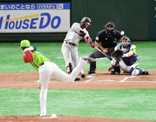 巨人対ヤクルト　1回裏巨人1死満塁、中犠飛を放つ亀井（撮影・滝沢徹郎）