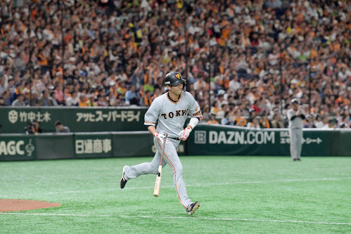 巨人対ヤクルト　1回裏巨人1死、坂本勇は中前安打を放って開幕からの連続試合出塁を36とし、セ・リーグ記録を更新する（撮影・加藤諒）