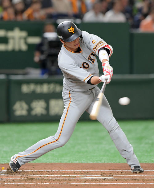 巨人対ヤクルト　1回裏巨人1死、坂本勇は中前安打を放って開幕からの連続試合出塁を36とし、セ・リーグ記録を更新する（撮影・加藤諒）
