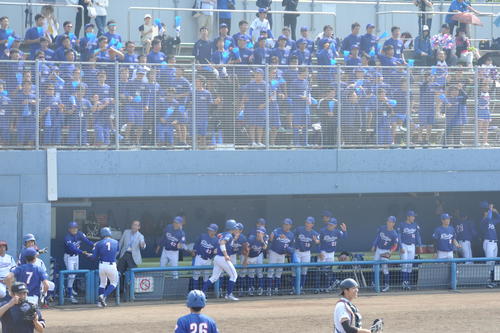 久留米大対北九大　北九大3回表2死二、三塁で敵失により2点を追加しベンチもスタンドも喜ぶ（撮影・浦田由紀夫）
