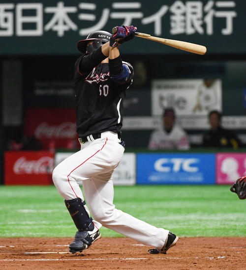 ソフトバンク対ロッテ　3回表ロッテ無死、松田進は中前にプロ初安打を放つ（撮影・今浪浩三）
