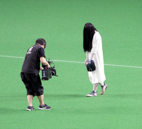 日本ハム対西武　試合前、ファーストピッチセレモニーに登場した貞子（撮影・佐藤翔太）