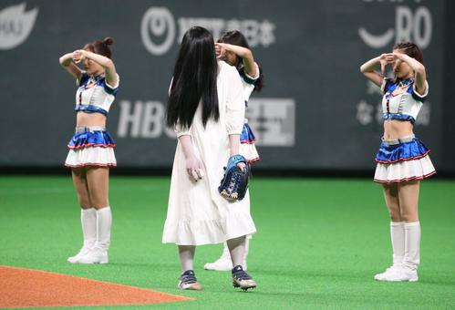 日本ハム対西武　ファーストピッチセレモニーに登場した貞子（撮影・黒川智章）