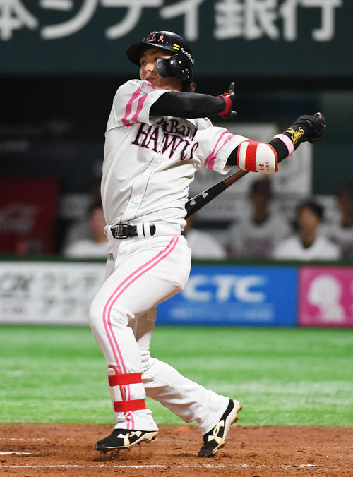 ソフトバンク対ロッテ　3回裏ソフトバンク1死一、二塁、今宮健太は左越えに3点本塁打を放つ（撮影・今浪浩三）