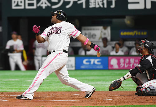 ソフトバンク対ロッテ　2回裏ソフトバンク無死、アルフレド・デスパイネは右越えに先制のソロ本塁打を放つ（撮影・今浪浩三）