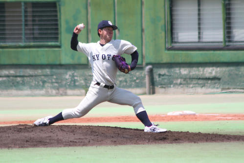 力投する京大・藤原風太投手（撮影・柏原誠）