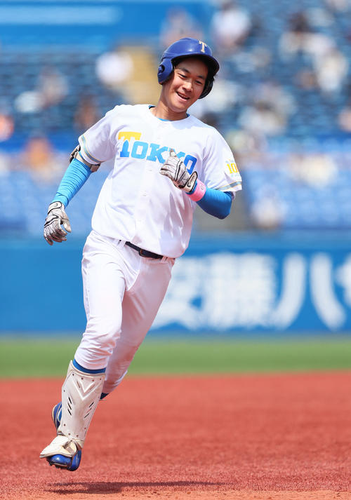 明大対東大　8回裏東大無死、石元は右越え本塁打を放ち笑顔を見せる（撮影・足立雅史）
