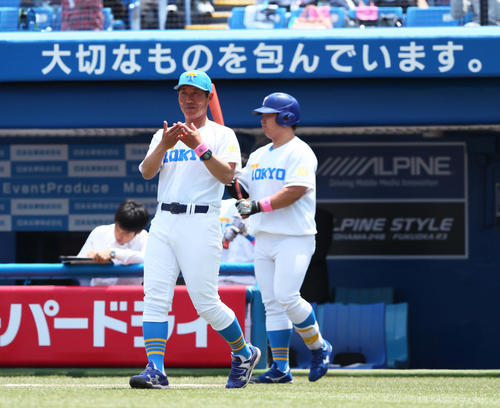 明大対東大　指示を出す東大・浜田監督（左）。手首には母の日にちなみピンクのリストバンドが巻かれている（撮影・足立雅史）