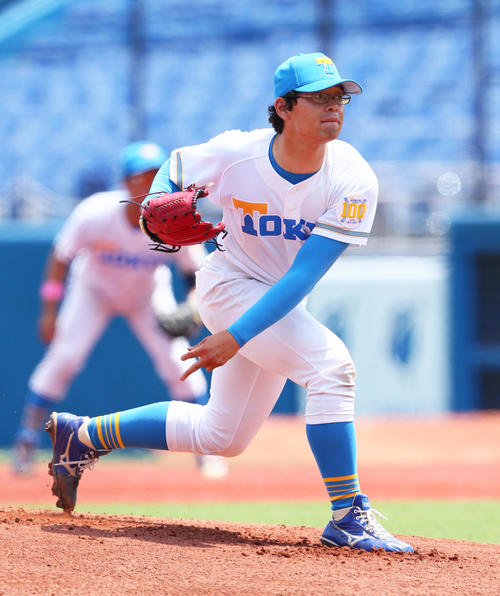 明大対東大　力投する東大先発の小宗（撮影・足立雅史）