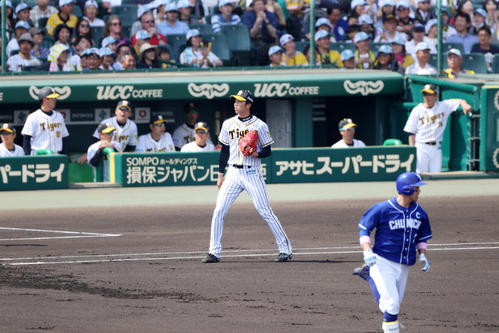 1回表中日1死満塁、才木は高橋に右線適時二塁打を打たれ失点する（撮影・加藤哉）