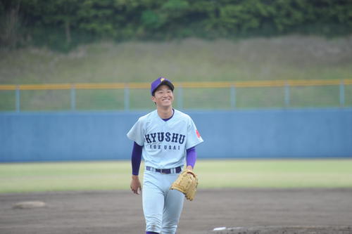 九国大対九大　九国大の2番手、安河内辰朗投手が7回から3イニングを完璧救援しての勝利にニッコリ（撮影・浦田由紀夫）