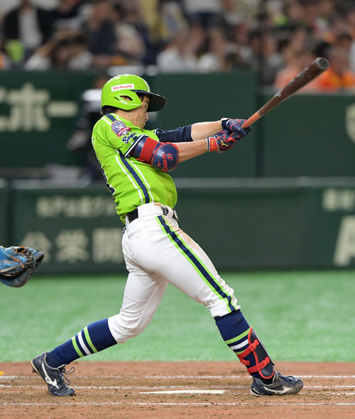 巨人対ヤクルト　3回表ヤクルト無死一塁、山崎は同点の適時三塁打を放つ（撮影・加藤諒）