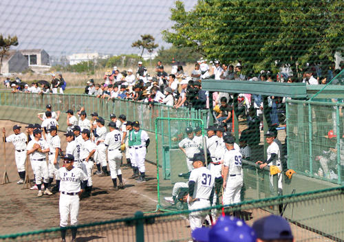 PL学園側に集まった観客（撮影・柏原誠）