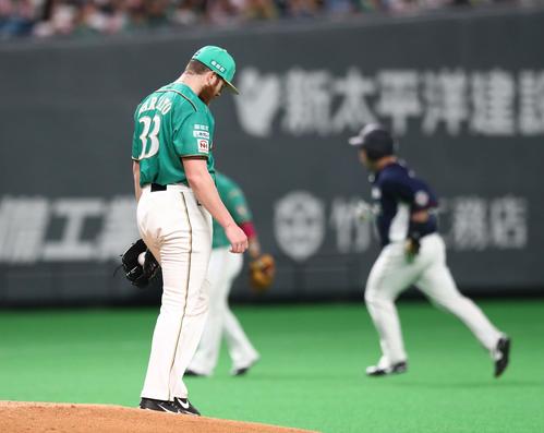 日本ハム対西武　3回表西武1死二塁、山川に左越え2点本塁打を浴びるバーベイト（撮影・黒川智章）