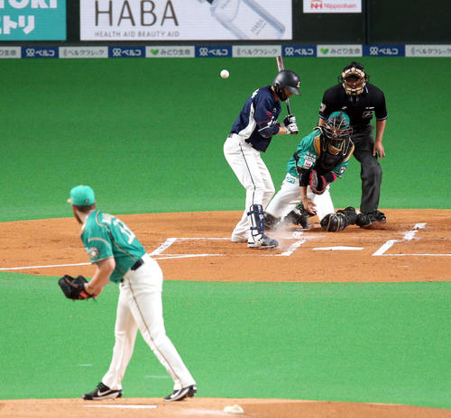 日本ハム対西武　1回表西武2死一、三塁、打者栗山に対して暴投をする日本ハム・バーベイト（撮影・佐藤翔太）