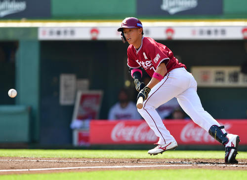 2回表楽天1死一、三塁、投前へのバントが内野適時打となる辰己（撮影・清水貴仁）