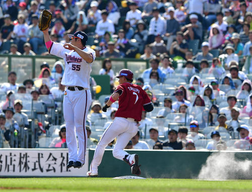 2回表楽天1死一、三塁、投前へのバントが内野適時打となる辰己と一塁悪送球してしまうアルバース（撮影・清水貴仁）