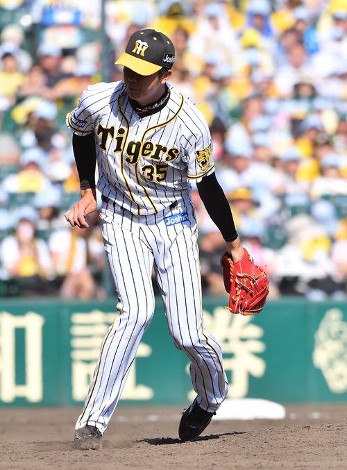 5回表中日2死、ビシエドの打球を左足に当てる才木浩人（撮影・上田博志）