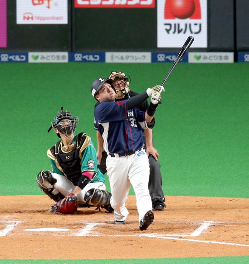 日本ハム対西武　7回表西武1死、山川は左越え本塁打を放つ（撮影・佐藤翔太）