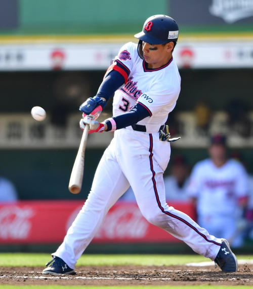 オリックス対楽天　4回裏オリックス無死二塁、反撃の左越え2点本塁打を放つ吉田正尚（撮影・清水貴仁）